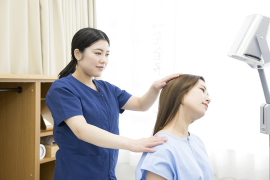検査を行う女性鍼灸師